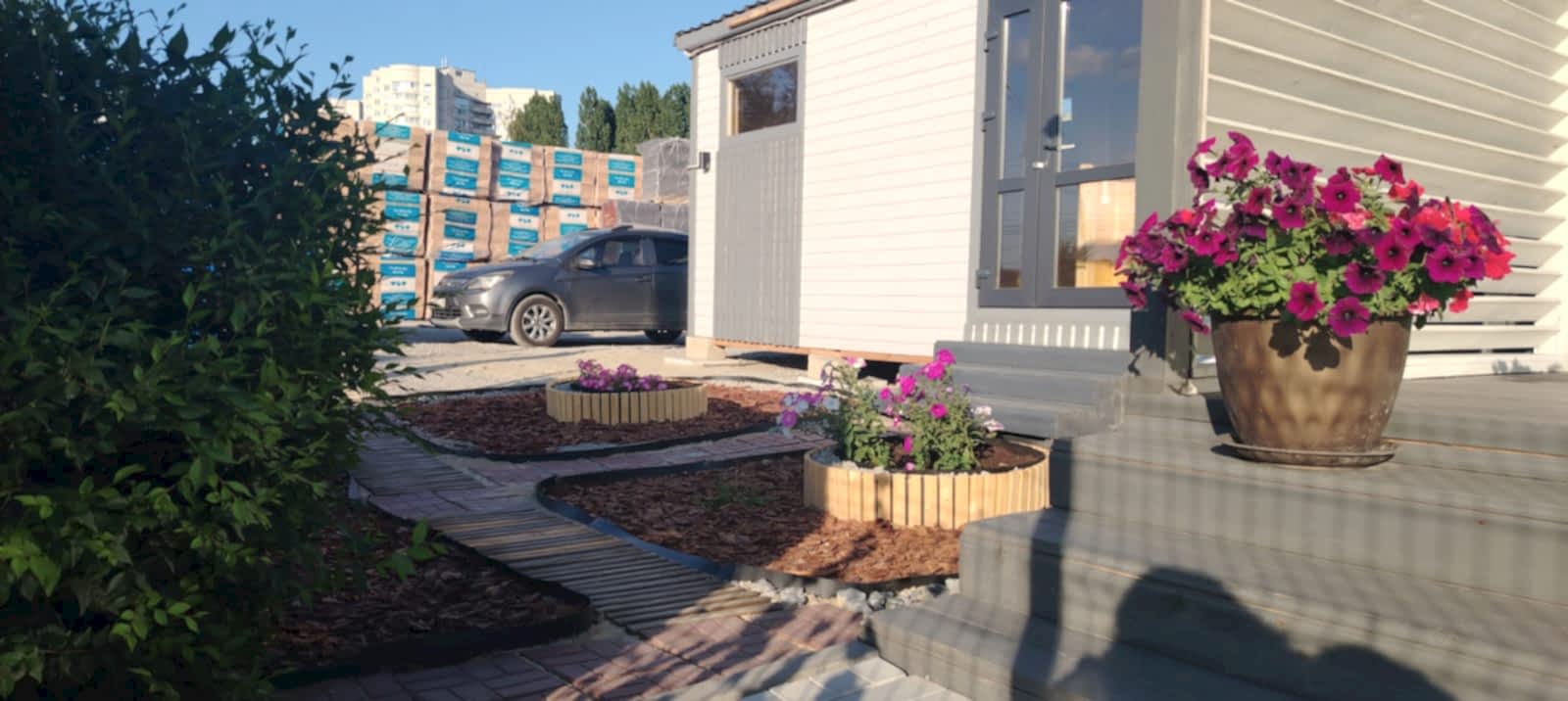 На Астанинской выставке расцвел сад. На Астанинской выставке расцвел сад.